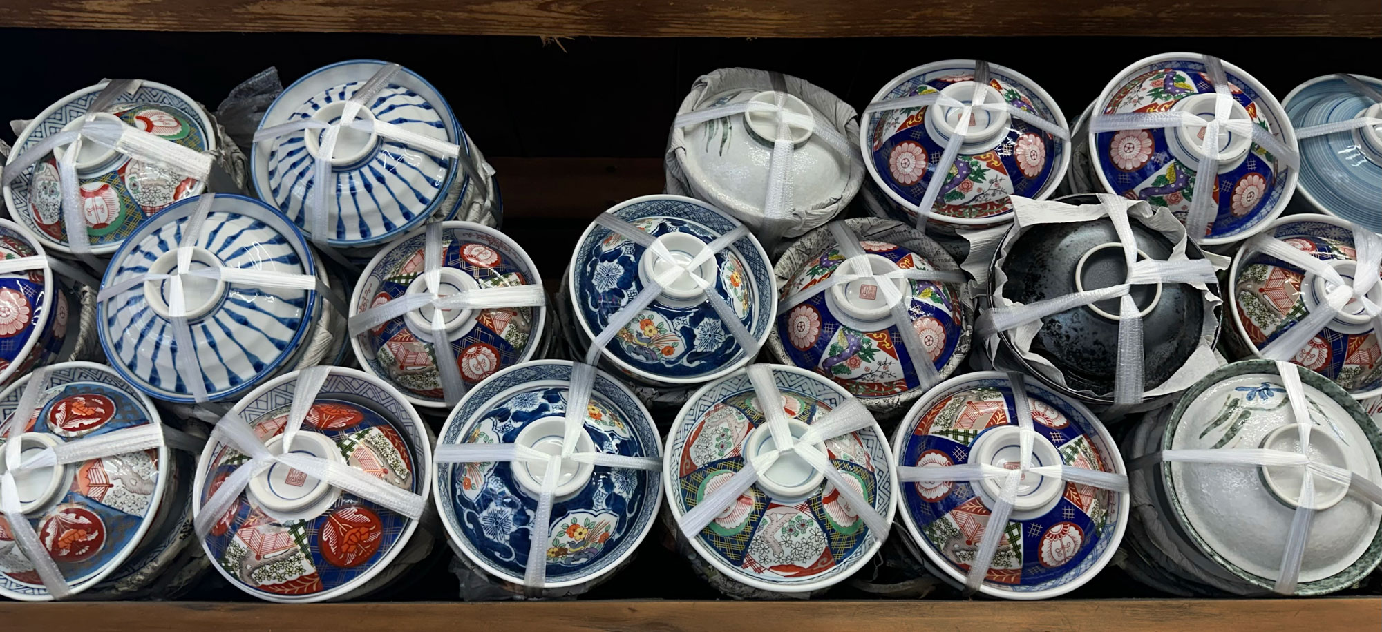 Schalen im Regal Japan